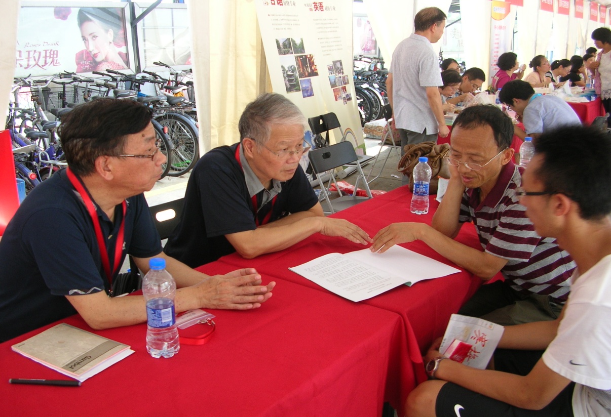 张东山教授（左二）、冯幼乾（左一）在华东理工大学2014级新生咨询会现场为求教者解惑